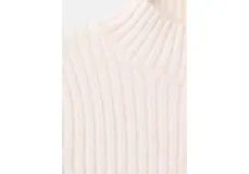 Jersey de punto canalé color blanco roto, de manga larga y cuello alto.