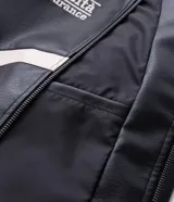 Campera biker de cuero sintético negro con detalles en blanco, cuello mao con broche, cierre frontal y parches bordados en el pecho. Presenta diseño acolchado en los hombros y mangas largas.