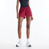 Short deportivo New Balance de dama, color bordó, con cintura elástica y logo reflectante de la marca en el lateral.
