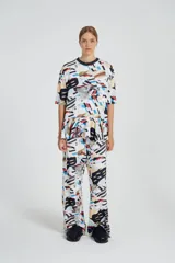 Remera de mangas cortas con estampado abstracto multicolor.