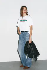 Camiseta blanca de manga corta y cuello redondo con estampado frontal en verde y rojo que dice "IL FORNELLO RUSTICO BUONA CASA Buon Appetito! - SINCE 1975 -".