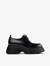 Zapato de piel vacuna color negro con cordones, plantilla reciclada OrthoLite y suela XL EXTRALIGHT de EVA con diseño plisado. Tacón de 6,6 cm y forro interior de piel vacuna.