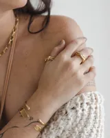 Anillo de diseño artesanal con estructura entrelazada de líneas irregulares y acabado orgánico. Pieza ajustable fabricada en metales nobles.