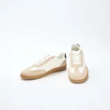 Zapatillas bajas de lona color blanco y beige con suela marrón.