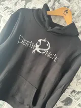Canguro negro con capucha y bolsillo delantero, estampado con el logo de Death Note en color blanco.