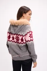 Buzo de punto con cierre frontal, diseño de jacquard con motivos geométricos en tonos gris, rosa y bordó. Cuenta con capucha desmontable con borde de piel sintética y cordones decorativos con borlas.