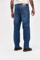 Jean de corte holgado en cadera y cintura con piernas de calce recto, en color azul oscuro con efecto lavado.