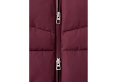 Chaqueta puffer estilo acolchado color bordó, con capucha ajustable y cierre frontal con cremallera.
