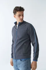 Campera de felpa gris oscuro para hombre, con fit regular, logo estampado, manga larga, cremallera entera, bolsillos con cierre y cuello elevado.