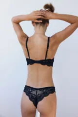 Pack de dos bombachas estilo Brazilian de tiro bajo confeccionadas completamente en encaje negro, con diseño cavado en la parte trasera y un delicado lazo decorativo al frente.