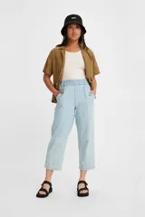 Pantalón de jean celeste claro de corte cropped y estilo relaxed, con cintura elástica fruncida.
