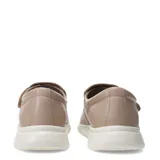 Sandalias tipo cerradas de cuero color marrón coñac, con diseño troquelado en la parte superior, cierre de velcro lateral y suela de goma blanca.