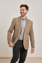 Saco sport marrón de gamuza ecológica con dos botones frontales y forro interno completo.