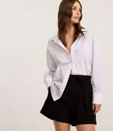 Short de sastrería modelo clochard marca Cortelle, color verde militar, con cintura alta, trabillas y cinturón lazo del mismo tejido.