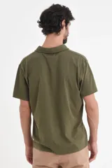 Camiseta tipo polo verde militar de manga corta con cuello clásico y tapeta de botones.