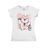 Remera blanca de manga corta con ajuste al cuerpo, confeccionada en algodón. Presenta un estampado frontal de estilo kawaii con un gato estilo Maneki Neko sosteniendo un micrófono y un aerosol de pintura, acompañado de elementos gráficos en tonos rosados.