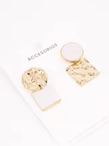 Par de aros colgantes con forma geométrica, uno con círculo dorado texturizado y cuadrado negro, el otro con círculo negro y cuadrado dorado texturizado.