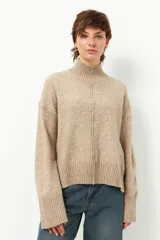 Polera de tejido de punto color bordó, con cuello alto, manga larga y costura vertical central en el frente.