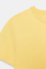 Camiseta de manga corta color rosado, con cuello redondo y corte regular. Confeccionada en tejido de punto interlock elástico y flexible.