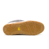 Championes Caterpillar modelo Theorem, color gris con detalles en amarillo. Presentan una combinación de gamuza y material sintético, con suela de goma en tono caramelo y entresuela blanca.