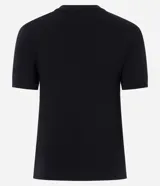 Remera de algodón con elastano, de corte ajustado, manga corta y cuello redondo. Presenta una estampa frontal de corazón con diseño tribal en color blanco sobre fondo negro.