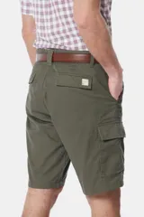 Bermuda cargo color beige con bolsillos laterales y traseros. Se ajusta a la cintura con cinturón de cuero marrón.