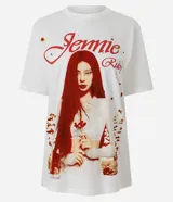 Remera de algodón blanca de corte regular con cuello redondo y mangas cortas, con estampa fotográfica frontal de Jennie con lettering rojo.