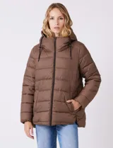 Campera puffer color marrón con capitoneado horizontal. Tiene cuello alto y capucha ajustable con cordones, con el interior del cuello en textura aterciopelada negra. Cierre frontal completo y bolsillos laterales. El corte es ligeramente más largo en la parte posterior con aberturas laterales redondeadas.