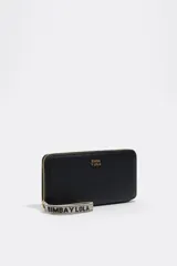 Billetera rectangular de cuero vacuno negro con cierre perimetral de cremallera metálica dorada. Incluye una correa de muñeca de tela con el logo de la marca estampado y el logo metálico dorado aplicado en el frente.