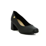 Zapato de vestir negro con taco cuadrado bajo, capellada lisa y detalle de aplique metálico dorado con el logo de la marca en el lateral.