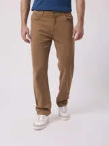 Pantalón de gabardina color marrón claro, de corte recto.