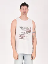 Musculosa blanca de algodón con estampado de un esqueleto surfeando en la playa.