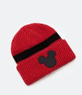 Gorro de tejido acanalado color rojo con una franja horizontal negra. Presenta un parche de goma negro con la silueta de la cabeza de Mickey Mouse en la parte frontal.