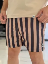 Short de baño con diseño de rayas verticales en color azul marino y blanco, con cintura elástica y cordón ajustable.