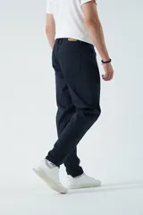 Pantalón negro de corte recto con cinco bolsillos, confeccionado en algodón y spandex.