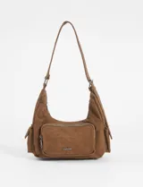Cartera de hombro de símil gamuza color marrón, con diseño de bolsillo frontal con cierre y dos bolsillos laterales. Cuenta con correa ajustable y logo metálico en el frente.