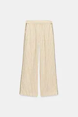 Pantalón de tiro medio y pierna ancha, confeccionado en mezcla de viscosa. Presenta diseño de rayas a contraste, cintura elástica y bolsillos laterales ocultos en costura.
