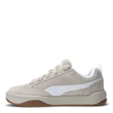 Championes urbanos Puma modelo Park Lifestyle Raw, con diseño inspirado en el skate. Presentan una capellada de gamuza en tono beige con detalles en blanco, cordones anchos al tono, suela robusta de goma y plantilla SoftFoam+ para mayor confort.