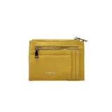 Tarjetero de cuero sintético color mostaza con múltiples ranuras para tarjetas, compartimento principal con cierre y bolsillo frontal con cremallera. Incluye el logotipo de la marca grabado en plateado.