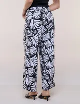 Pantalón estampado de caída fluida y calce relajado, con cintura alta elastizada y cordón ajustable con punteras metálicas, corte ancho tipo cropped.