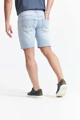 Bermuda de jean celeste, corte recto, con bolsillos delanteros y traseros, y presillas para cinturón.