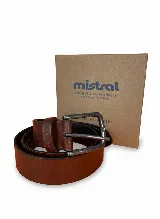 Cinto marrón de cuero con hebilla metálica plateada.