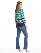 Remera Ruby Rd de algodón con diseño de rayas horizontales en tonos azules, turquesas y blancos. Presenta escote redondo a la base y mangas tres cuartos.