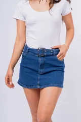 Minifalda de jean azul con cinturón con hebilla metálica.