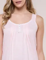Pijama de dos piezas de la marca René Rofé, compuesto por una musculosa de escote redondo con detalles de puntilla, botones y lazo decorativo, y un short con cintura elastizada. Confeccionado en mezcla de poliéster y elastano, presenta un diseño estampado.