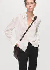 Pantalón de vestir negro de corte recto y tiro medio, con cintura elástica y diseño largo.