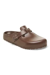 Zueco Birkenstock Boston Eva color marrón chocolate, fabricado en goma Eva, con plantilla anatómica y hebilla ajustable.