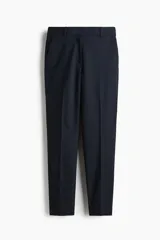 Pantalón cigarette azul marino de tejido elástico, con cintura estándar, bolsillos al bies y perneras ajustadas con raya marcada.