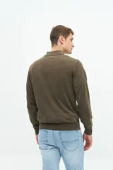 Buzo azul marino de tejido de punto con cuello alto y medio cierre con cremallera.