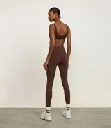 Legging deportivo de tiro alto con cintura texturizada, confeccionado en poliamida y elastano. Presenta un diseño ajustado al cuerpo con largo hasta el tobillo.